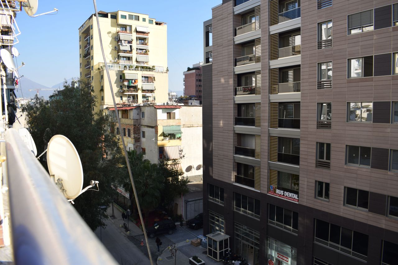 Apartament i madh me qira ne Tirane