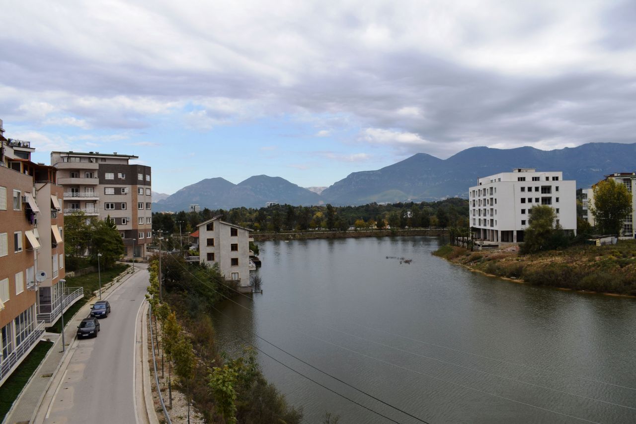 Apartament plotesisht i mobiluar me mobilje moderne dhe te reja me qira tek Liqeni i Thate, ne Tirane