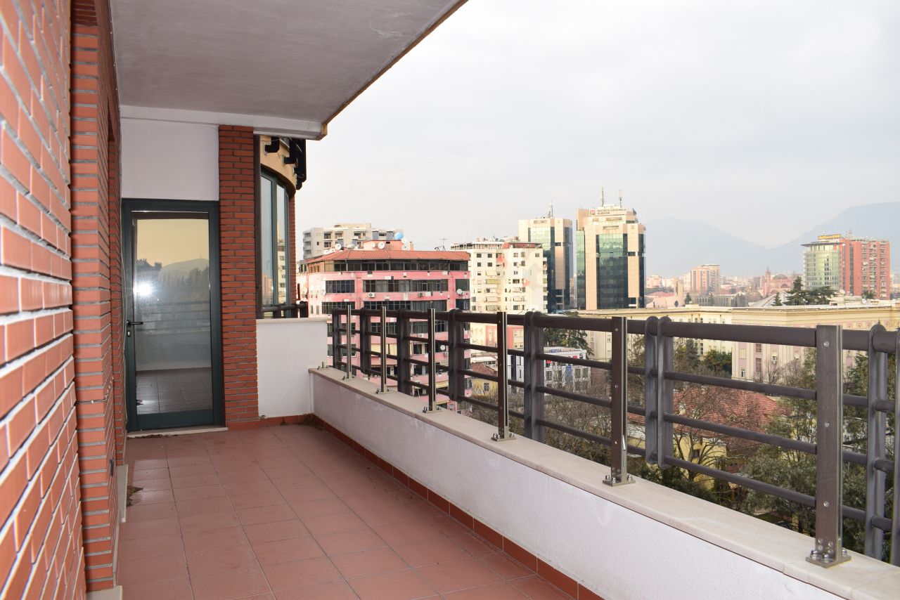 Apartament i madh me qira ne zonen e Bllokut, ne Tirane