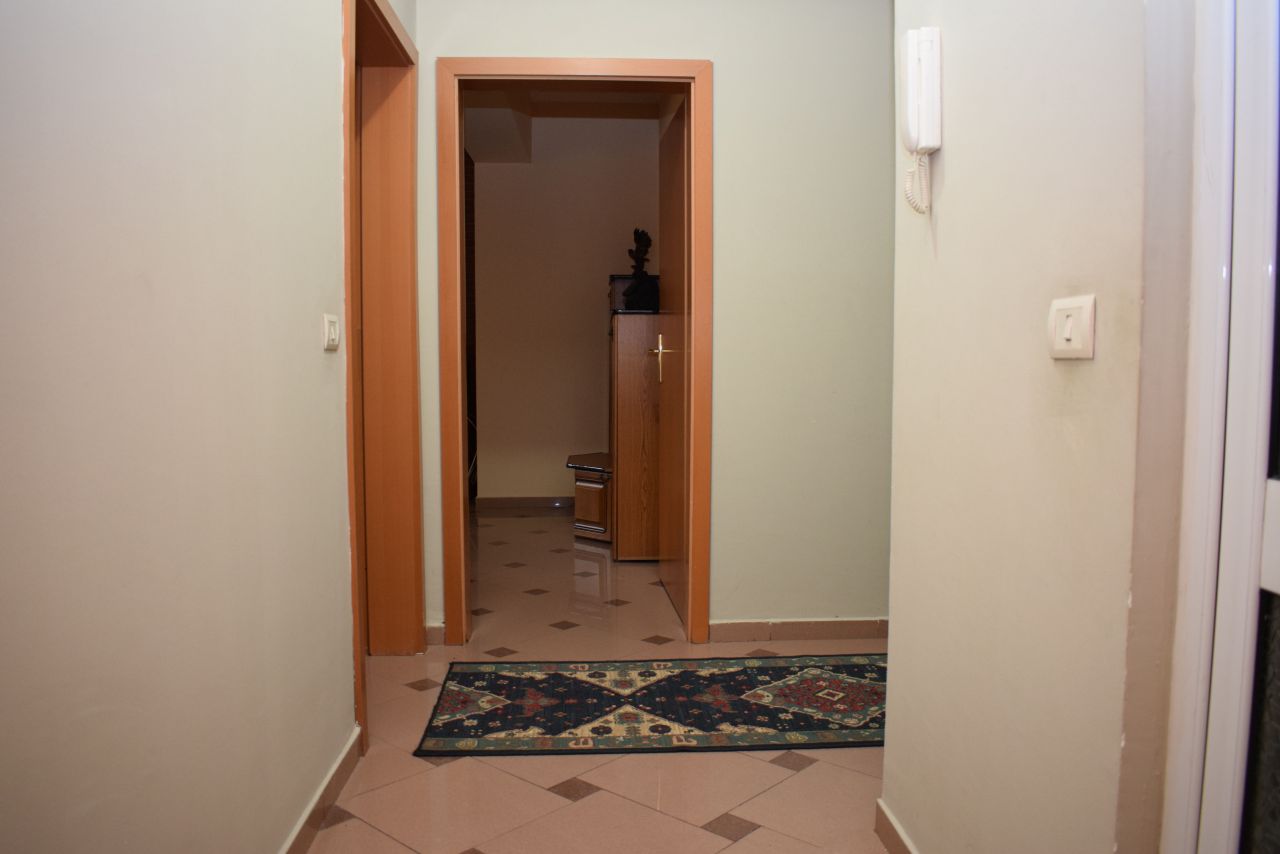 Apartament me dy dhoma gjumi me qira ne Tirane