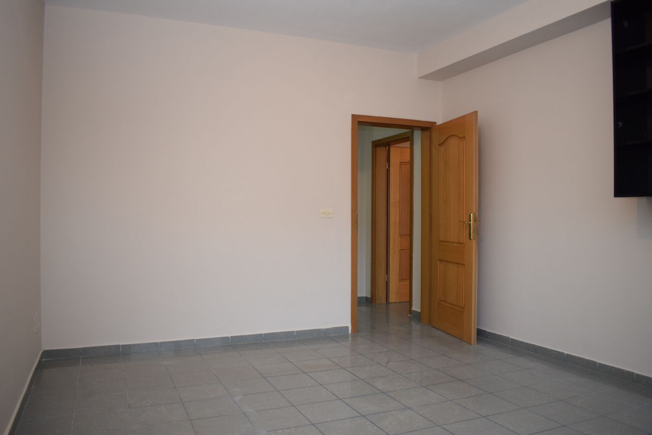 Office space with three rooms for rent in Tirana