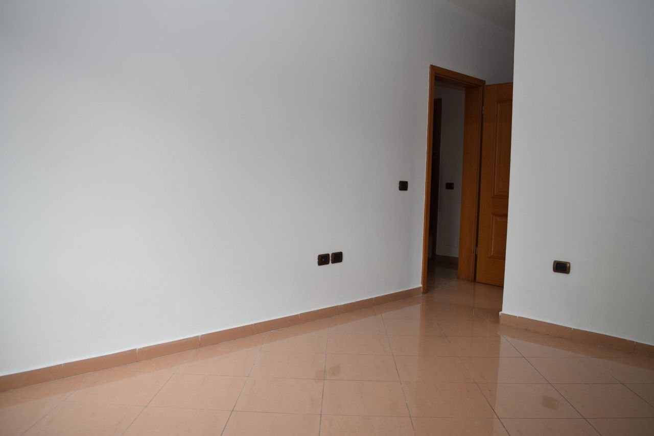 Biuro Mieszkanie do wynajęcia w Tiranie w Blloku