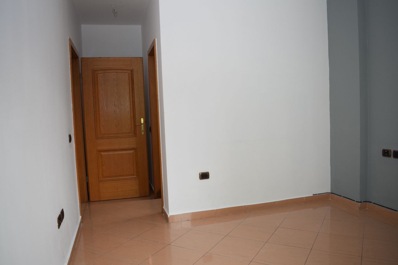 Spazio per ufficio in affitto a Tirana, nella zona di Bllok
