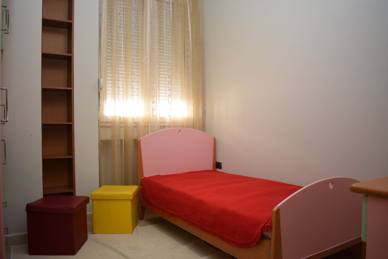 Apartament me dy dhoma gjumi me qera ne Tirane, perballe restorant Floges