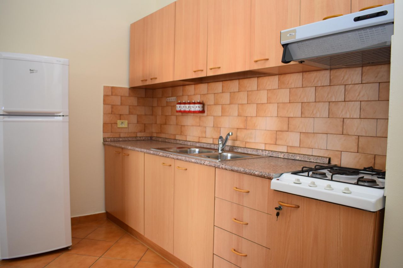 Apartament 1+1 me Qera ne Tirane, i pozicionuar ne nje zone popullore dhe shume te mire. 