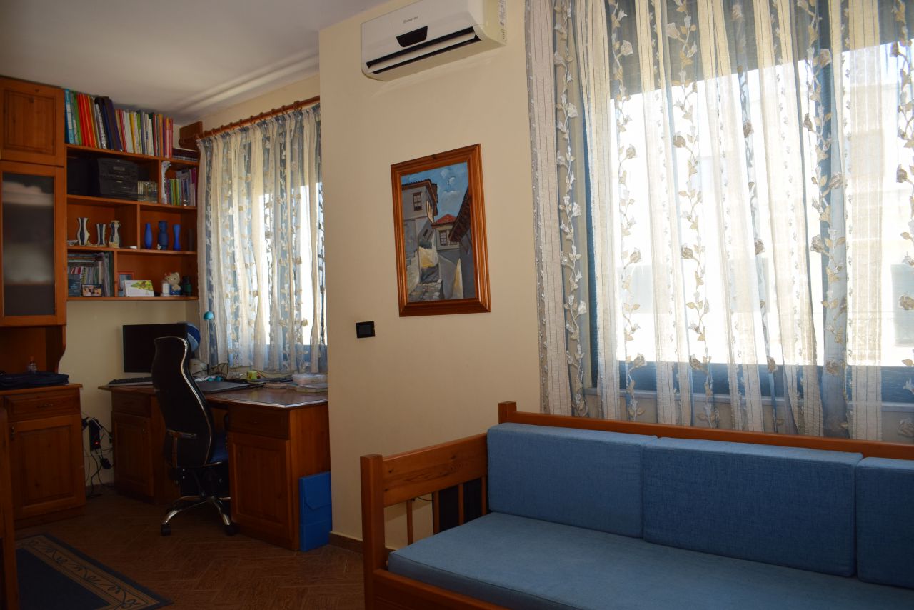 Трехкомнатная квартира в аренду в Тиране