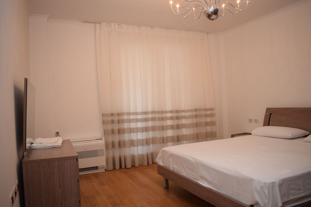 Appartamento in affitto con due camere da letto e due bagni a Tirana