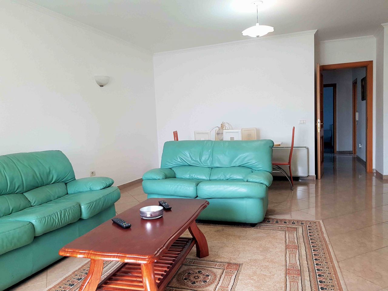 Appartamento con Due Camere e Due Bagni in Affitto a Tirana