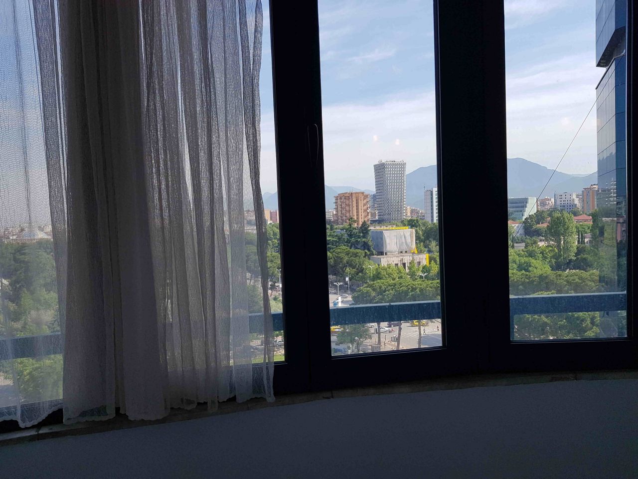 Appartamento con Due Camere e Due Bagni in Affitto a Tirana