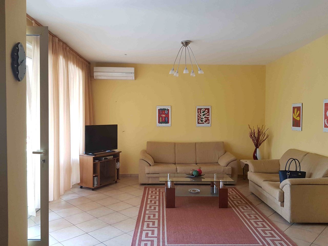 Appartamento con Tre camera e Due bagni in affitto a Tirana