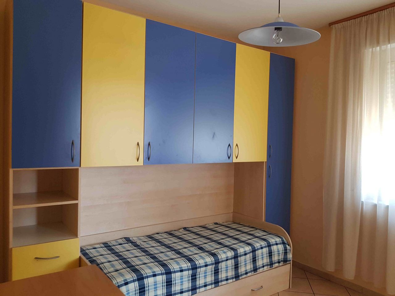 Appartamento con Tre camera e Due bagni in affitto a Tirana