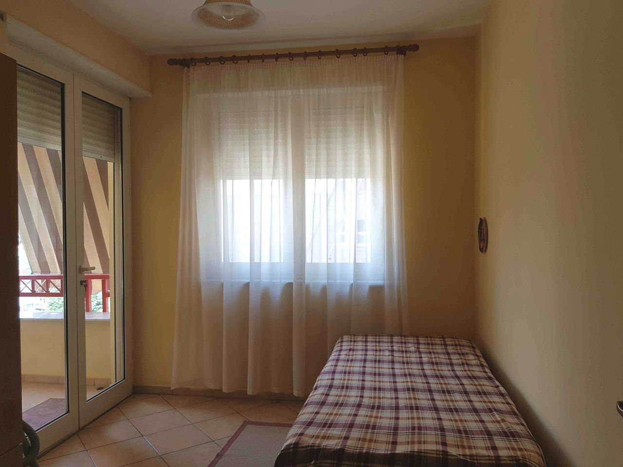 Appartamento con Tre Camere in Affitto a Tirana