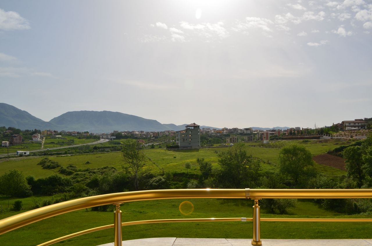 Villa con quattro piani  a Tirana in vendita, situato vicino al lago artificiale.