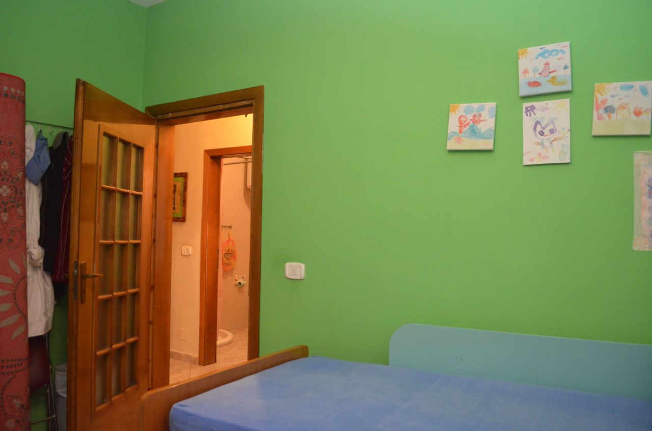 Apartament me dy dhoma gjumi ne shitje ne Tirane.