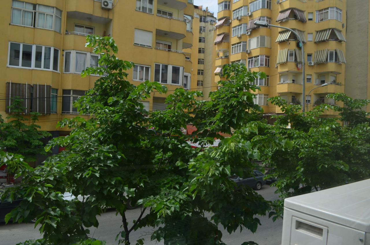 Appartamento con due camere da letto in vendita a Tirana. Appartamento in vendita vicino al Giardino Botanico. 