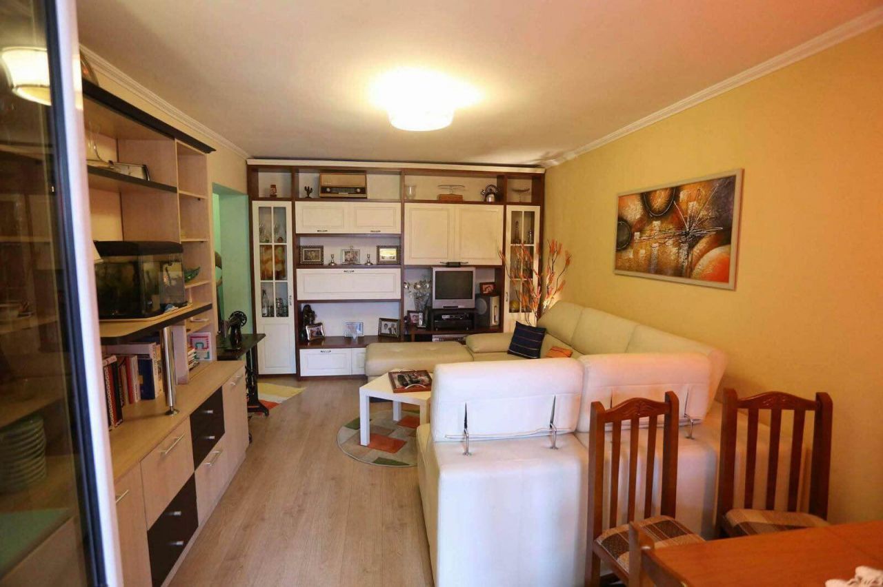 Apartament plotesisht i mobiluar per shitje ne Tirane