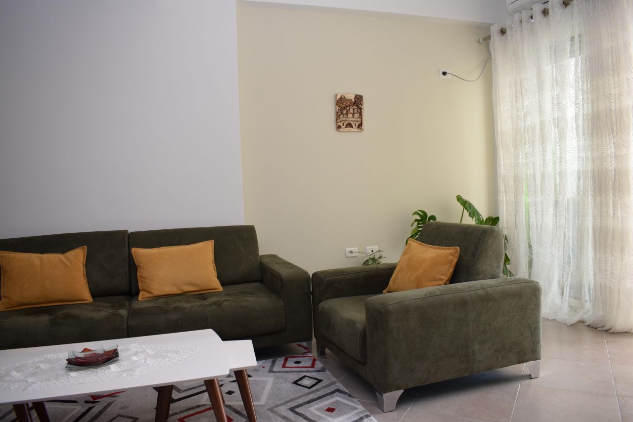 Apartament z dwoma sypialniami na sprzedaż w Tiranie, w pobliżu jeziora.