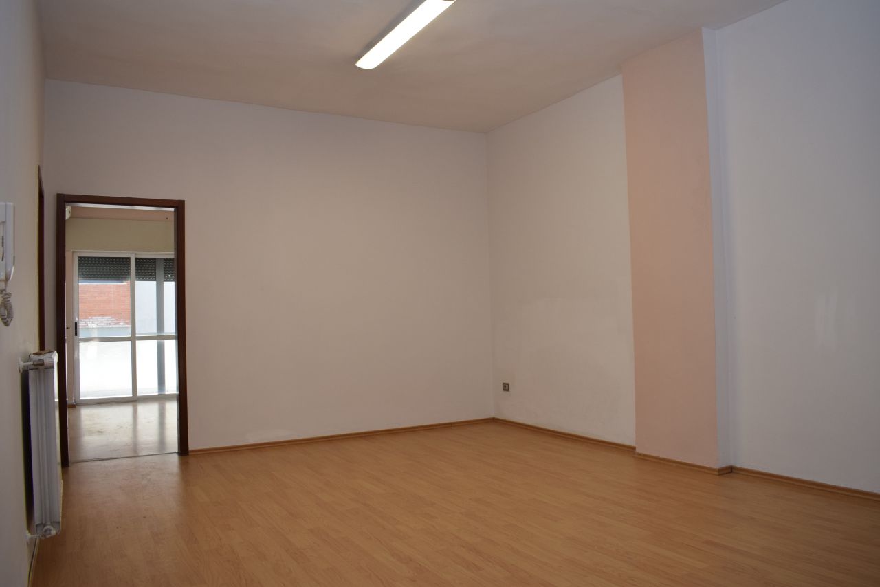 Tre roms leilighet til salgs i Tirana, nær Blloku-området.