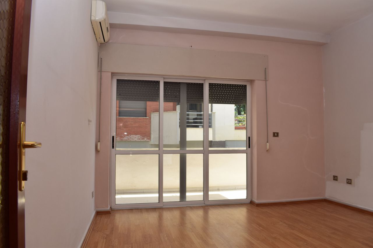 Három hálószobás lakás eladó Tiranában