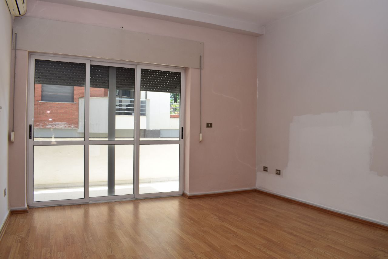 Három hálószobás lakás eladó Tiranában, a Blloku környékén.