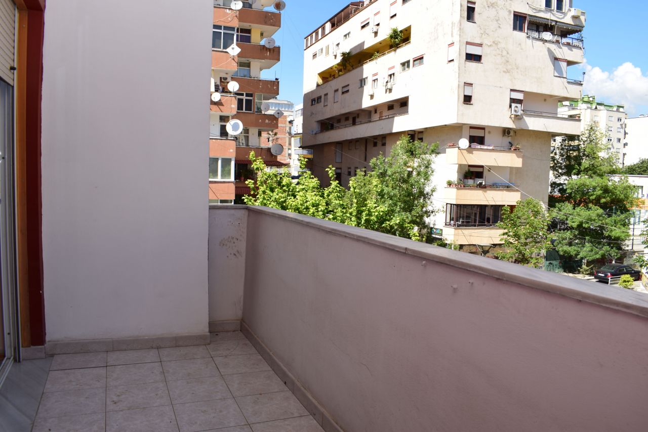 Három hálószobás lakás eladó Tiranában, a Blloku környékén.