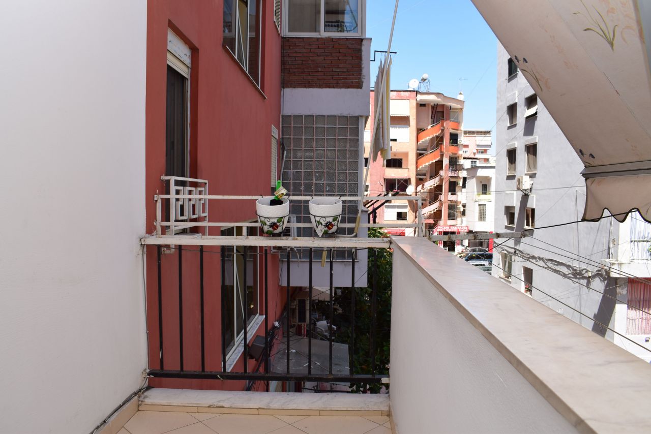 Két hálószobás lakás eladó Tiranában, a tó közelében.
