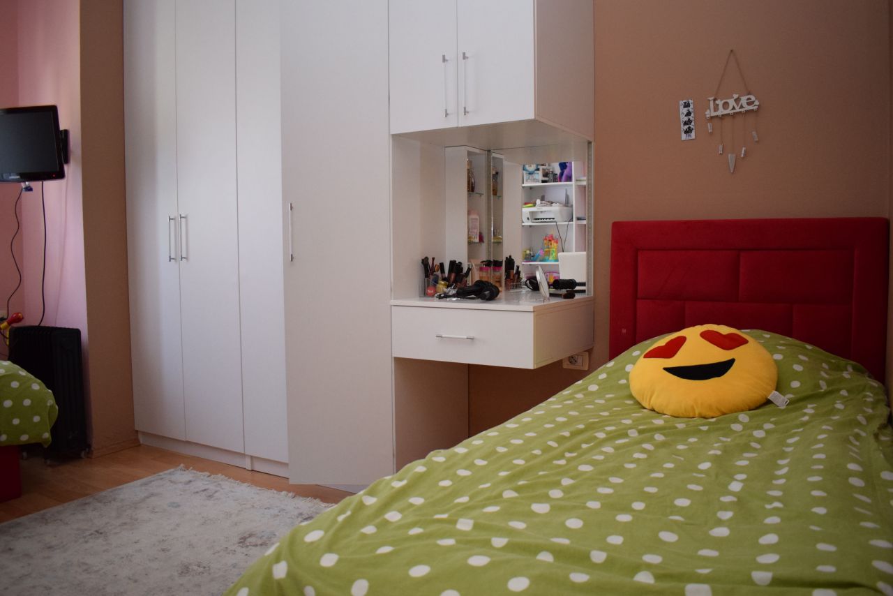 Apartament z dwoma sypialniami na sprzedaż w Tiranie, w pobliżu jeziora.