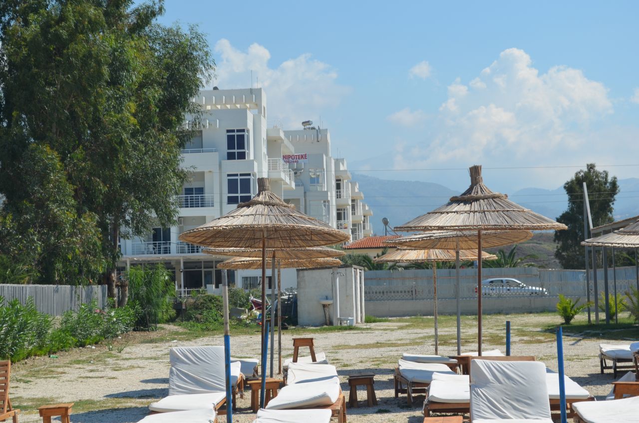 Apartament per Shitje ne Radhime, Shqiperi. Ajo eshte shume afer detit dhe e perkryer per pushime verore ne Detin Mesdhe.
