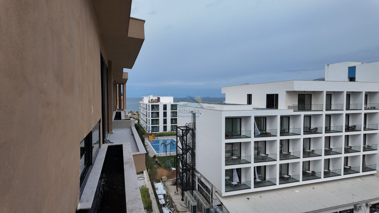 Eladó ingatlan Vlorában, Albániában, jó környéken, a tengerpart mellett, három úszómedencével