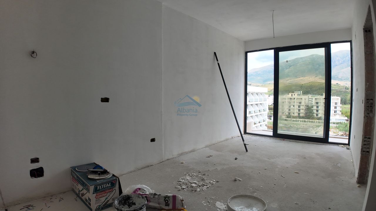 Eladó ingatlan Vlorában, Albániában, jó környéken, a tengerpart mellett, három úszómedencével