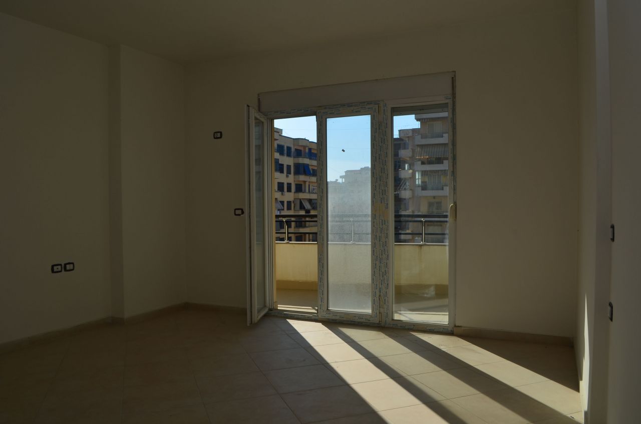 Vlora-ban egy hálószobás apartman eladó. Az apartman a város belsejében található.