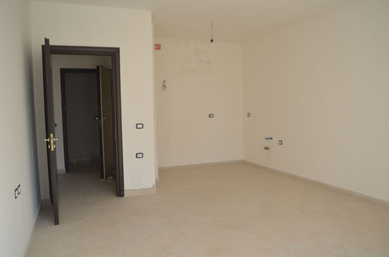 Vlora-ban egy hálószobás apartman eladó. Az apartman a város belsejében található.